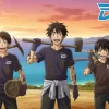 「ザ!鉄腕!DASH!!」の過去と現在を表すアニメ風イラスト。夕焼けのDASH島を背景に、TOKIOメンバーと新メンバーが共に汗を流し、笑顔で作業に取り組む姿が描かれている。