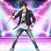 ステージでマイクを握り、力強い眼差しで歌う宇原雄飛(YUHI)のアニメ風イラスト