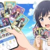 スマートフォンアプリ「chamica」を使って、すとぷりのオリジナルトレーディングカードを作成しているファンの様子を描いたアニメ風のイラスト。スマホの画面にはキャラクターのイラストやスタンプが表示され、周りには完成したカードが浮かんでいる。