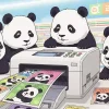 コンビニのマルチコピー機から出てきた自分たちの写真が載った新聞を、4頭のかわいいパンダたちが仲良く覗き込んでいるアニメ風のイラスト。